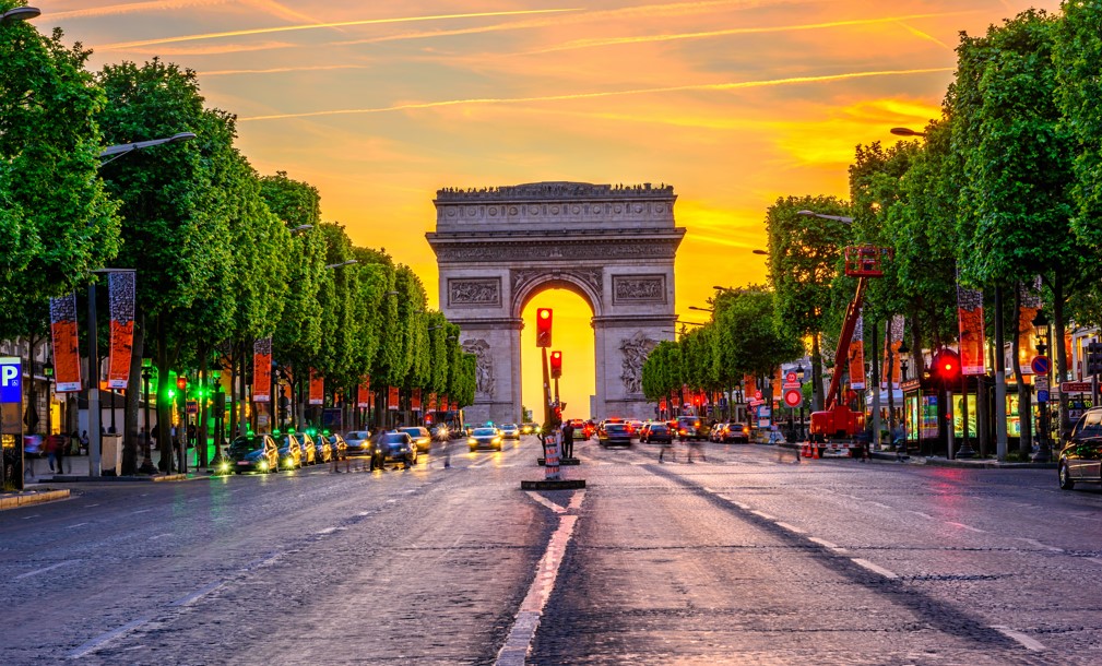 L'ora del tramonto sull'Arco di Trionfo e gli Champs-Élysées