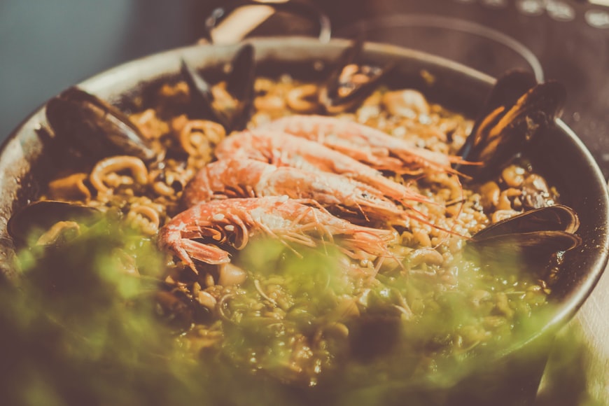La paella con pesce e frutti di mare, il piatto principe della cucina spagnola