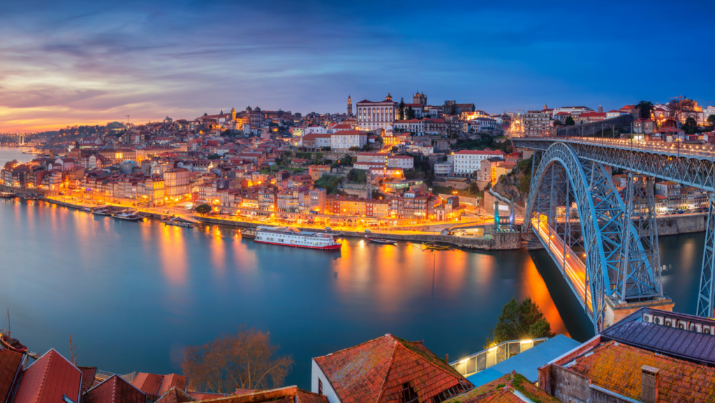 Uno scorcio in notturna della città di Porto