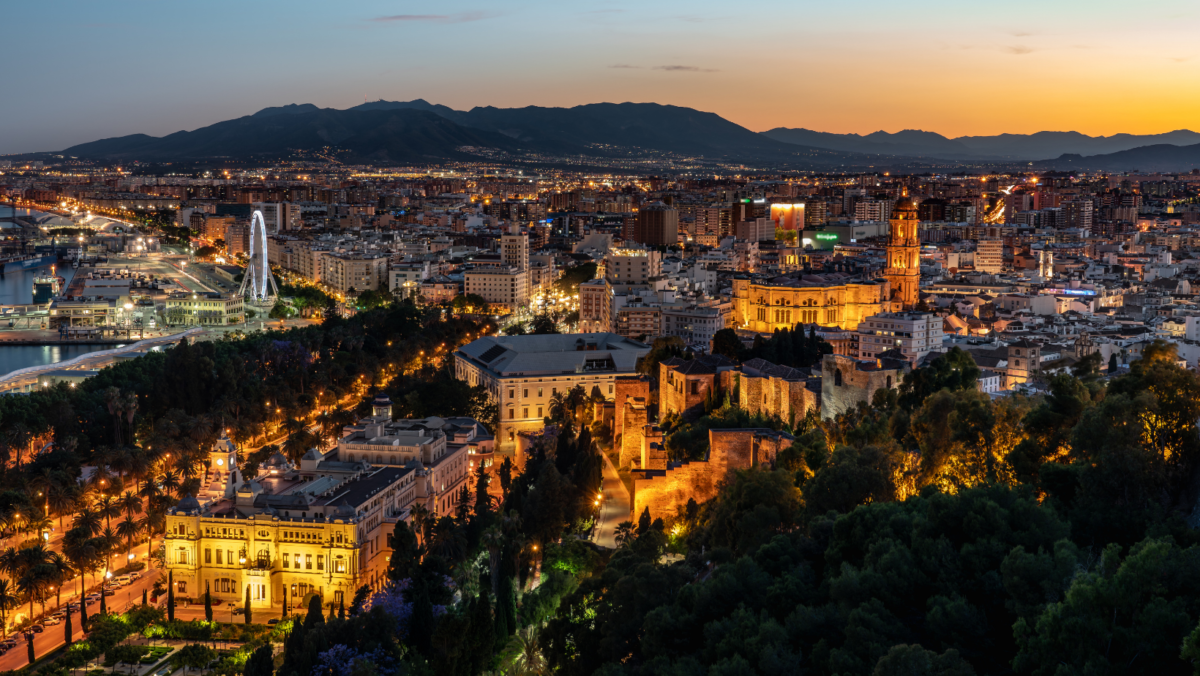 Una vista dall'alto del centro storico di Malaga in versione notturna
