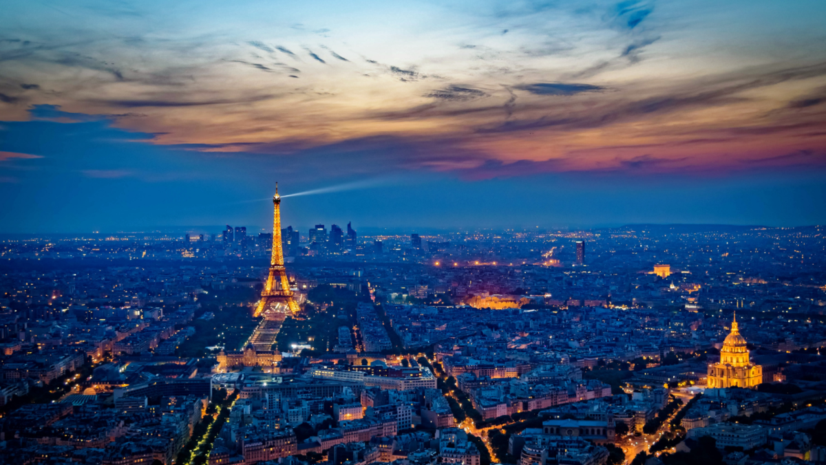 Panorama di Parigi in notturna, con la Tour Eiffel e la cupola dell’Hôtel des Invalides illuminate