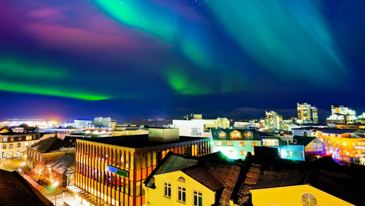 L'aurora boreale nel cielo notturno di Reykjavík