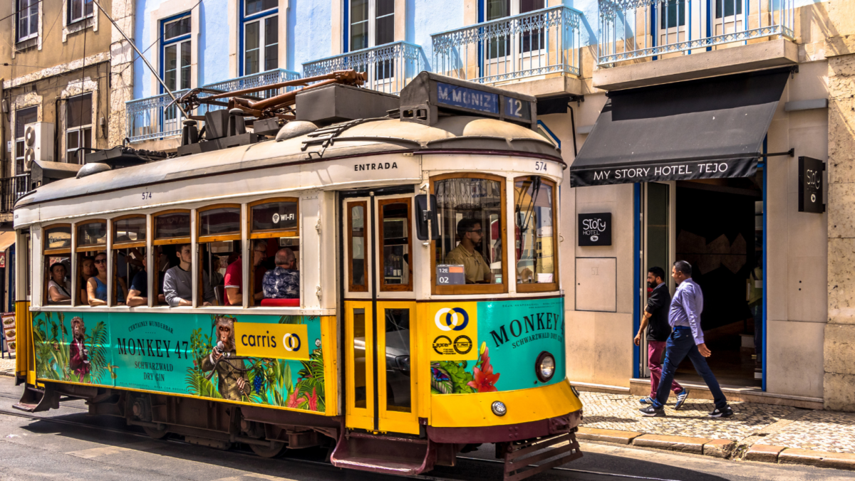 Il tram della linea 12 di Lisbona segue un percorso circolare nei quartieri storici e sulle colline della zona orientale della capitale portoghese