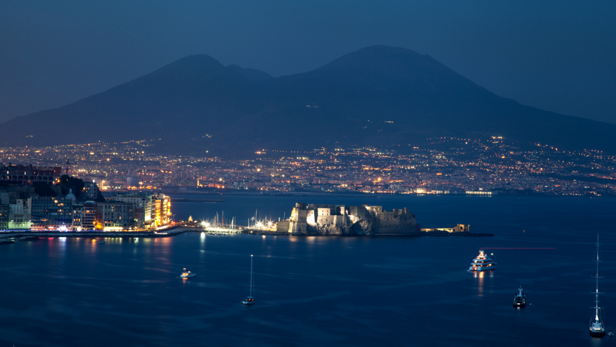Napoli di sera con il profilo del Vesuvio sullo sfondo