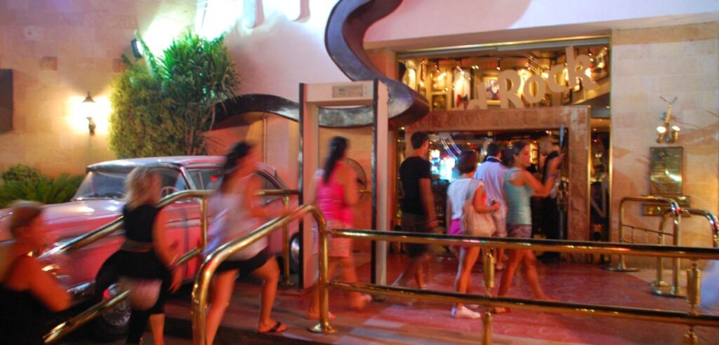 L’Hard Rock Cafè, uno dei luoghi della movida preferiti dai giovani in vacanza a Sharm el Sheikh