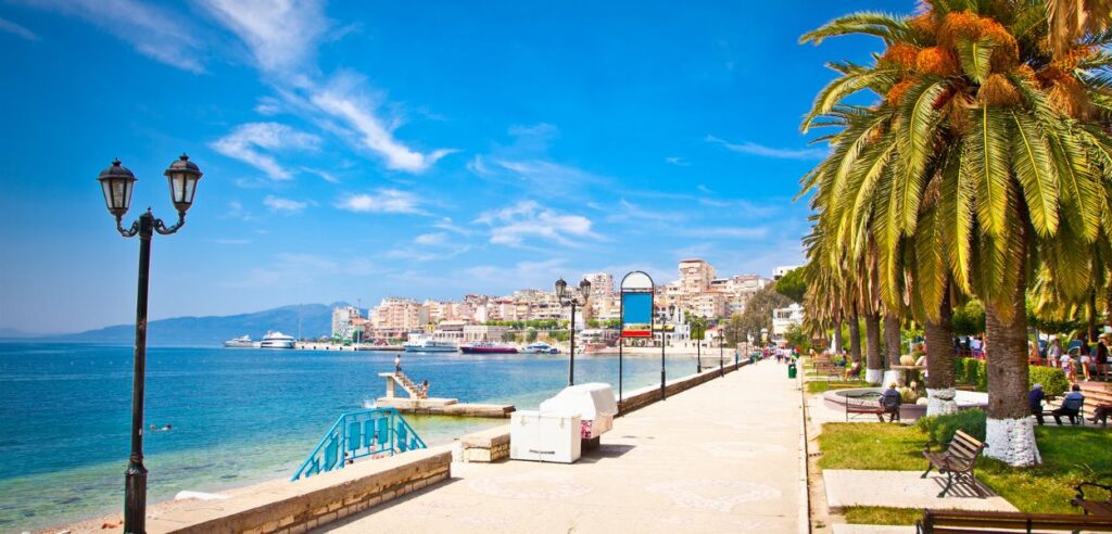 Il lungomare di Saranda, la zona dove i ragazzi amano passeggiare a piedi di notte e di giorno