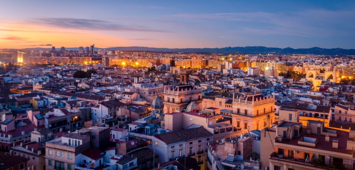 Il centro storico di Valencia al crepuscolo visto dall’alto.