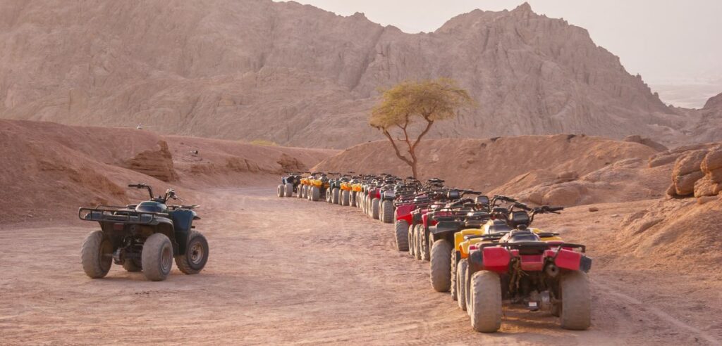 Una fila di quad nel deserto di Sharm