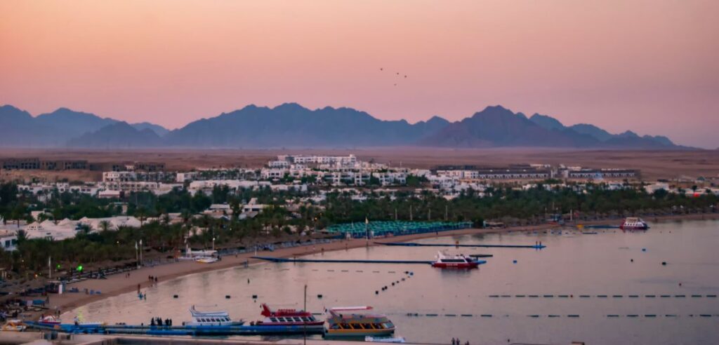 Una vista splendida e suggestiva della Naama Bay di Sharm al crepuscolo.