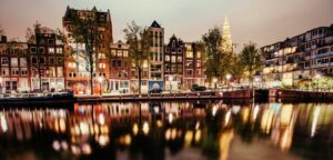 Case e canale di Amsterdam di notte