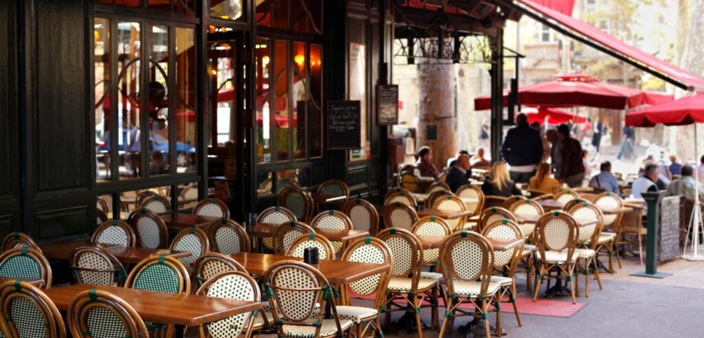 Tipico café di Parigi con sedute esterne