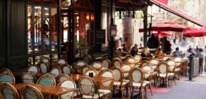 Tipico café di Parigi con sedute esterne